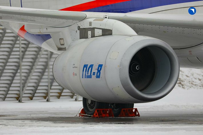 Самолёт «Суперджет» с двигателями ПД-8